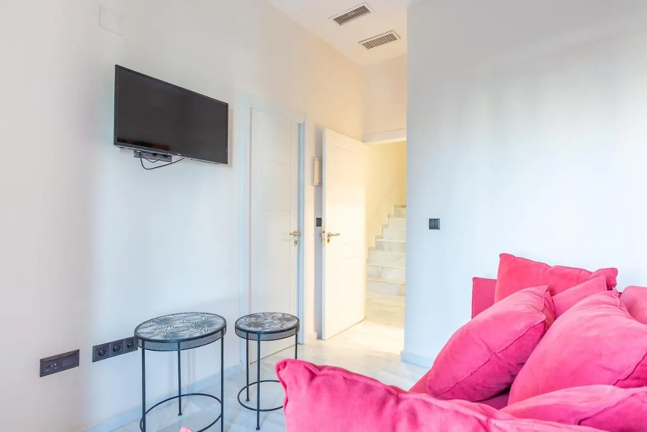 Apartamento Duplex de lujo en la playa , jacuzzy, piscina, chimenea y padel Benalmádena España
