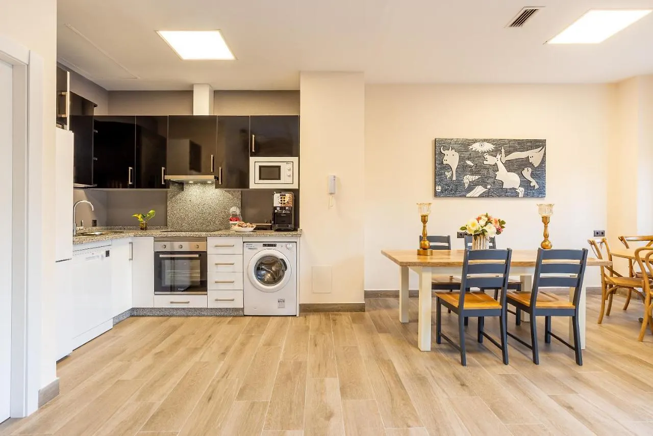 Apartamento Duplex de lujo en la playa , jacuzzy, piscina, chimenea y padel Benalmádena España