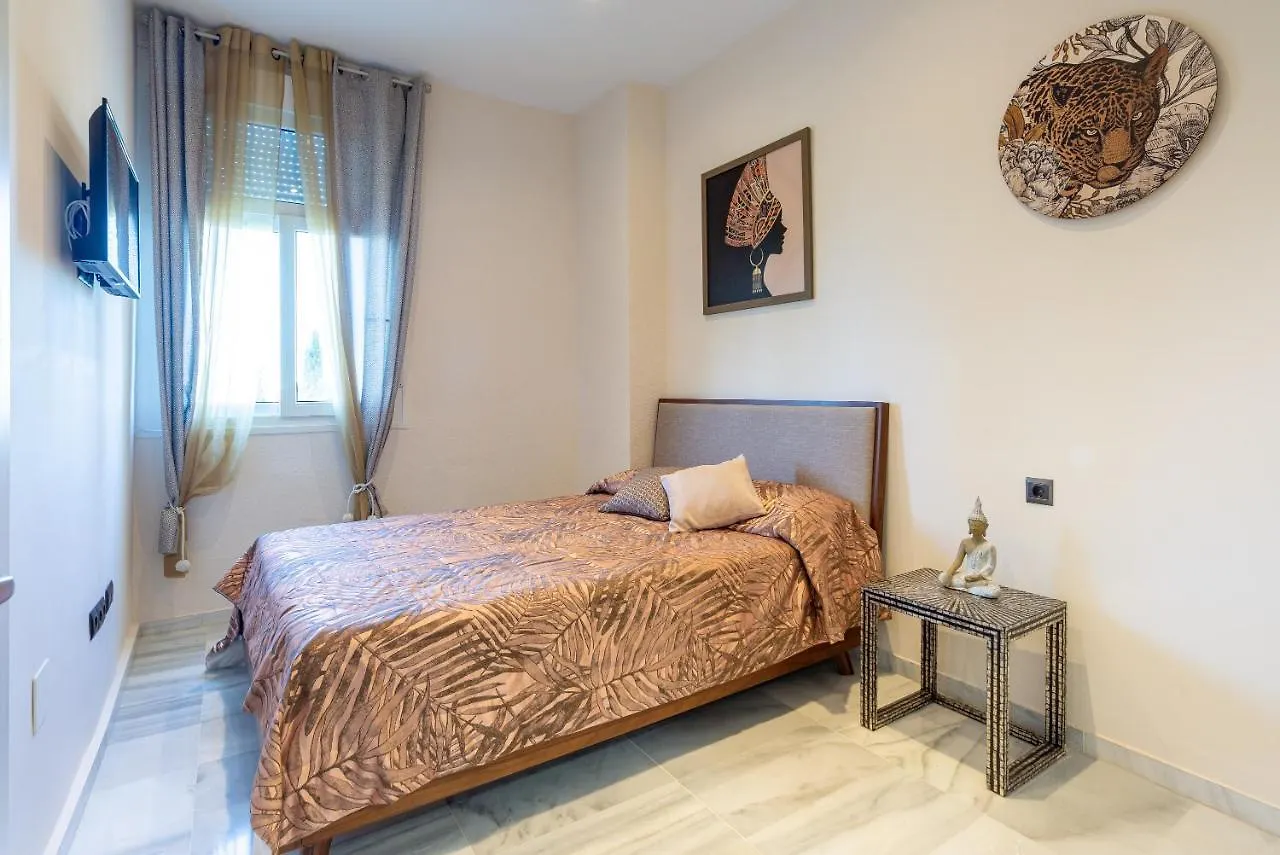 Apartamento Duplex de lujo en la playa , jacuzzy, piscina, chimenea y padel Benalmádena España