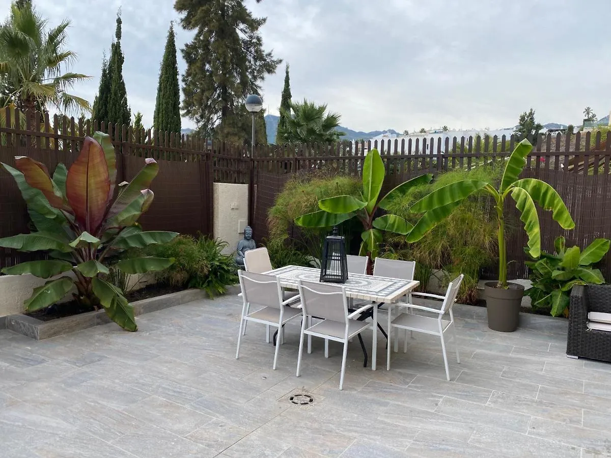 Apartamento Duplex de lujo en la playa , jacuzzy, piscina, chimenea y padel Benalmádena 0*,  España